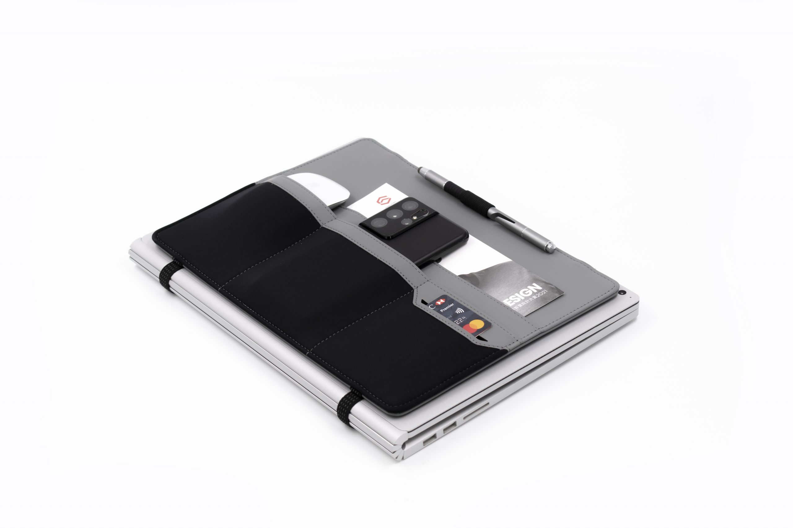 Brandcharger Clipboard on laptop with accessories angled