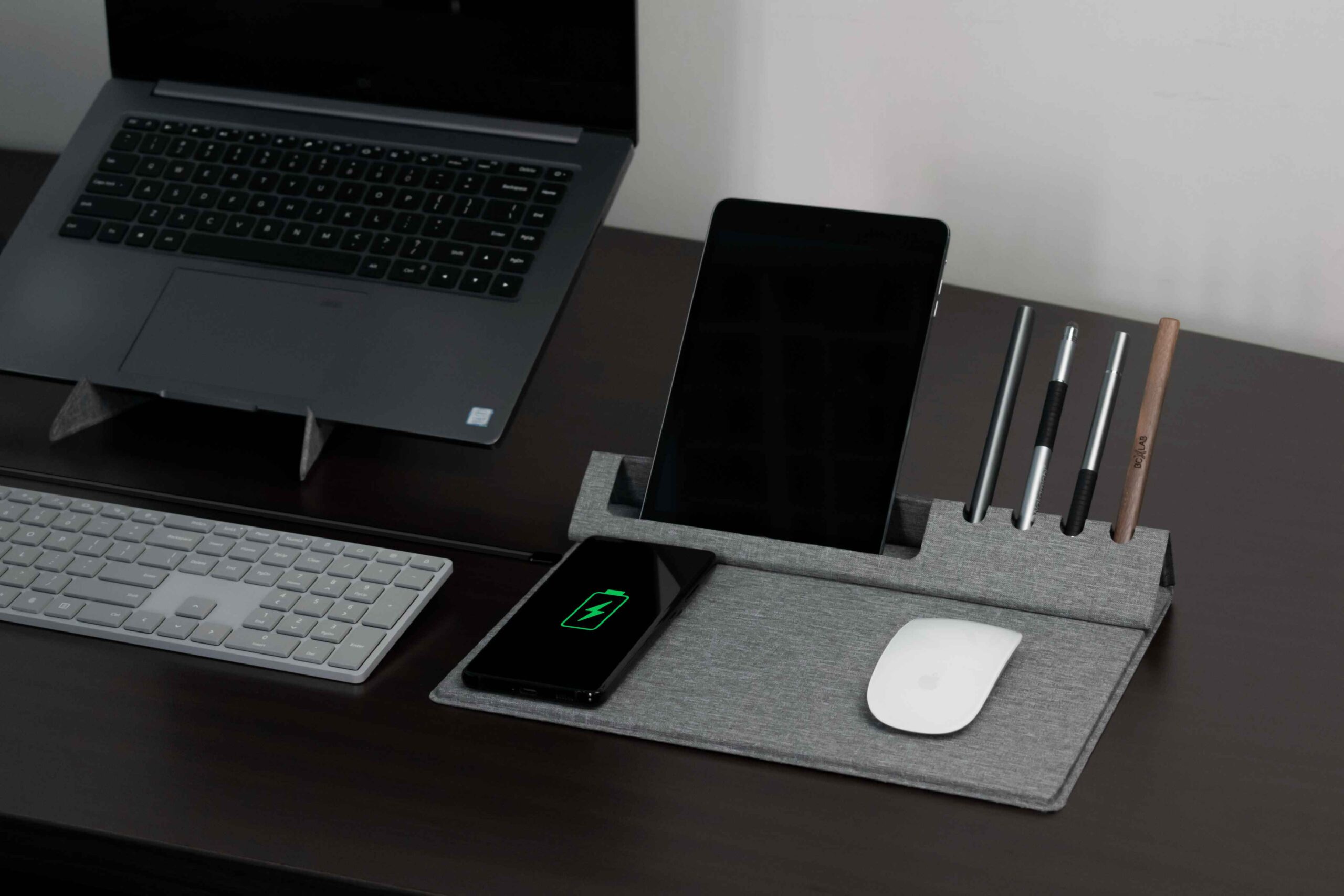 Brandcharger Evopad Charge RPET on desk